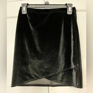 Hollister Dark Green Black Velvet Skirt || SIZE XS: NEVER WORN, GREAT CONDITION!